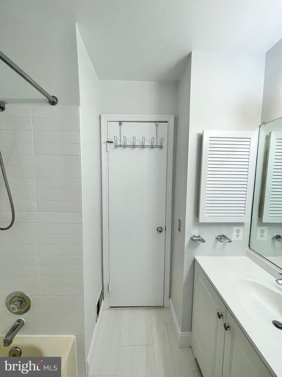 Building Photo - 1208 W Abingdon Dr