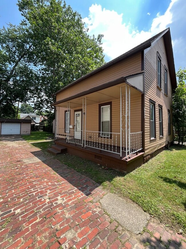 Building Photo - Madison/W.95th neighborhood : 3 bedroom/1 bath single family house available NOW.