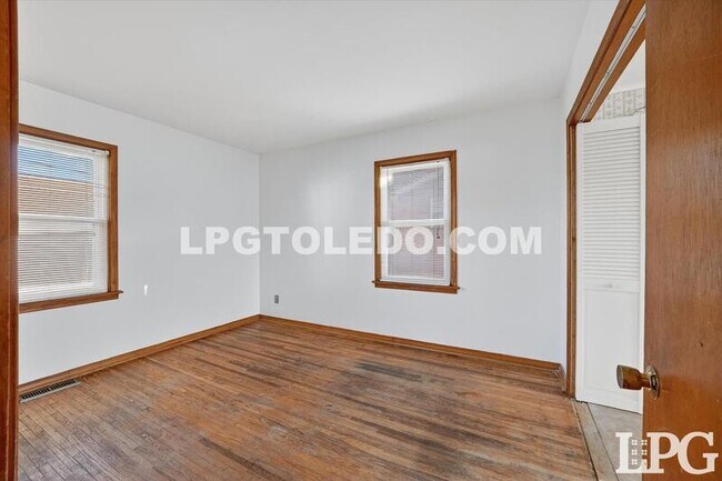 Building Photo - 1525 Akron St