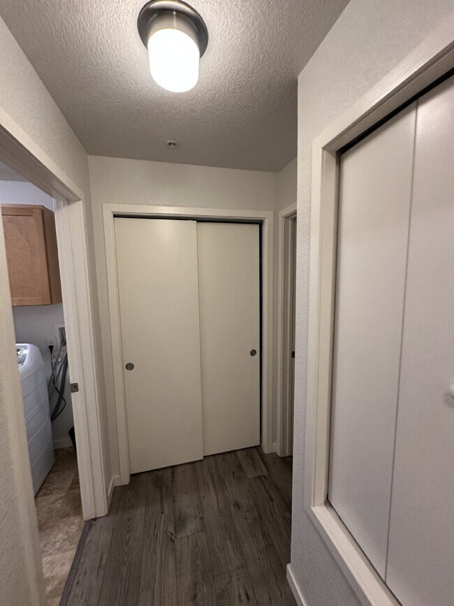 Building Photo - Now Available! Private room in 3 bed / 2 bath condo