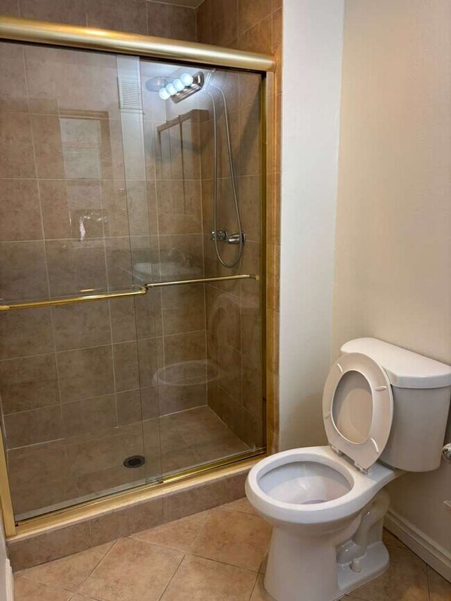 Building Photo - Beautiful remodeled ground floor 2 bedroom 1.5 bath
