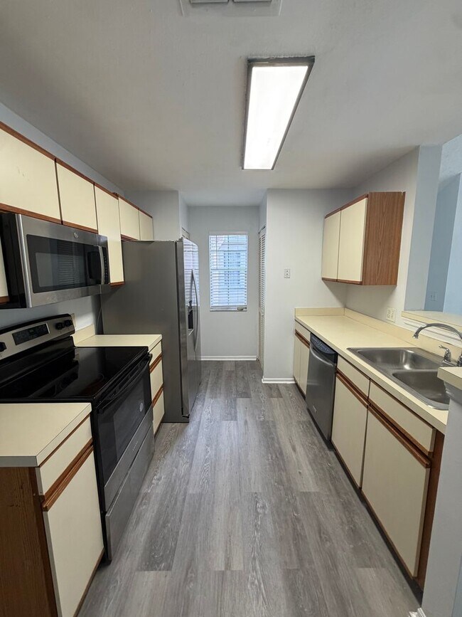 Building Photo - 645 Stafford Terrace