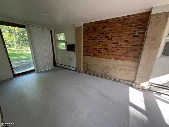 Building Photo - 536 River Rd