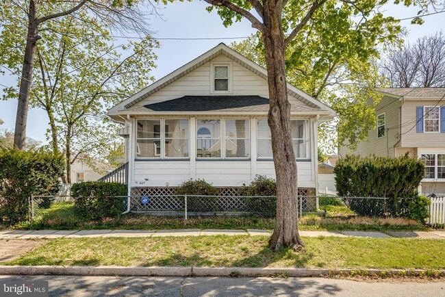 Building Photo - 427 Buttonwood St