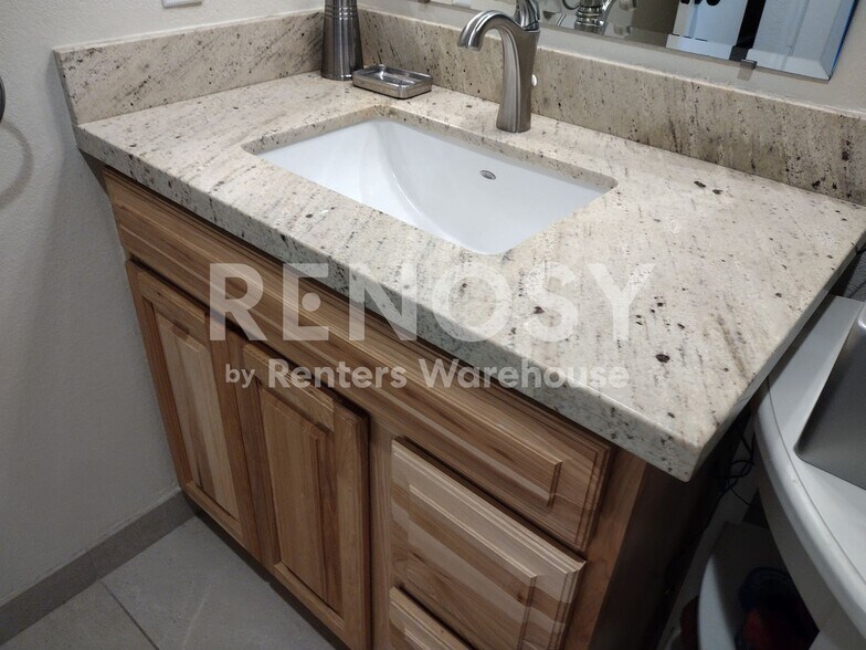 Building Photo - 2124 N Lazona Dr