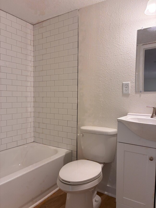 Building Photo - 844 Tyler St
