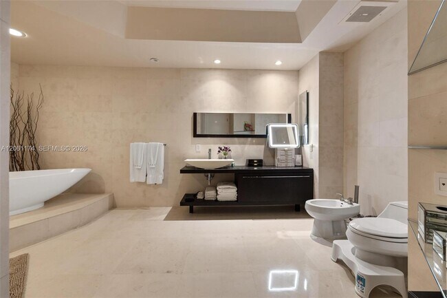 Building Photo - 16051 Collins Ave