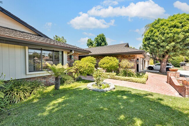 Building Photo - Perfect Entertaining Family Home with Larg...