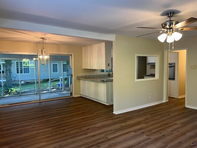 Building Photo - 4693 Twin Oak Dr