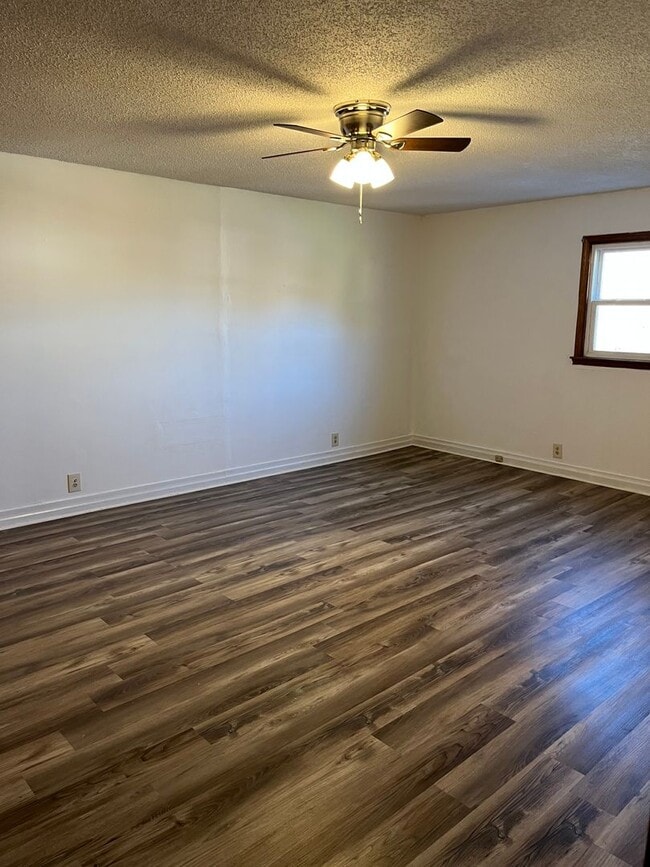 Building Photo - 2 Bedroom Apartment Located in Beautiful Warrensville