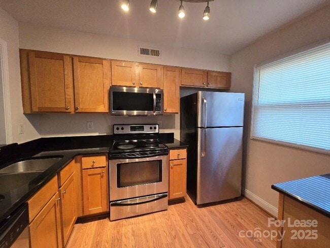 Building Photo - 1207 Green Oaks Ln
