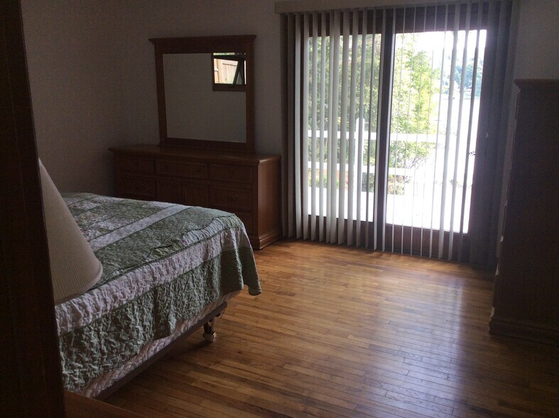 Building Photo - 126 W Shore Dr