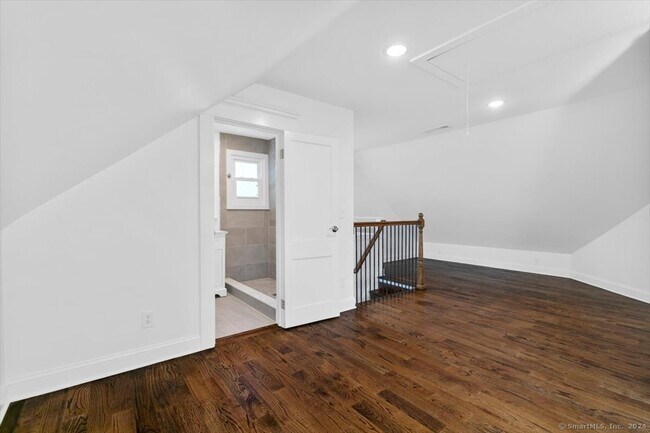 Building Photo - 954 Elm St