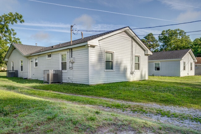 Building Photo - 1328 Maple St