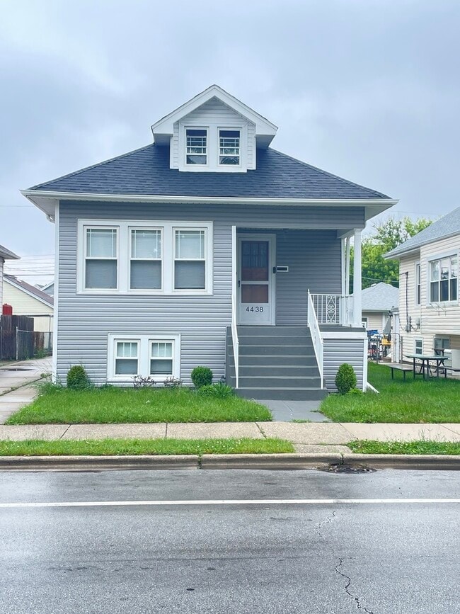 Primary Photo - 4438 N Austin Ave