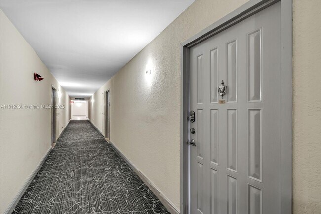 Building Photo - 400 Leslie Dr