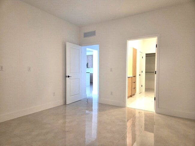 Building Photo - 4/2 in Villa Pass