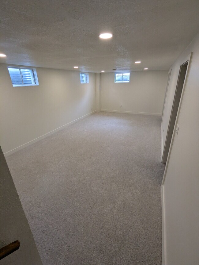 Building Photo - 7070 Beacon Way