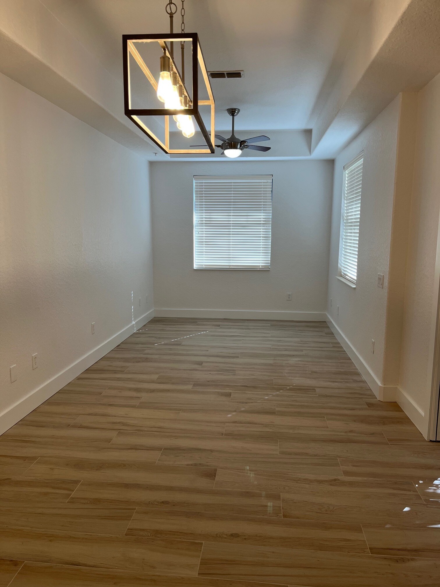 Dining and sitting area - 100 Laterra Links Cir