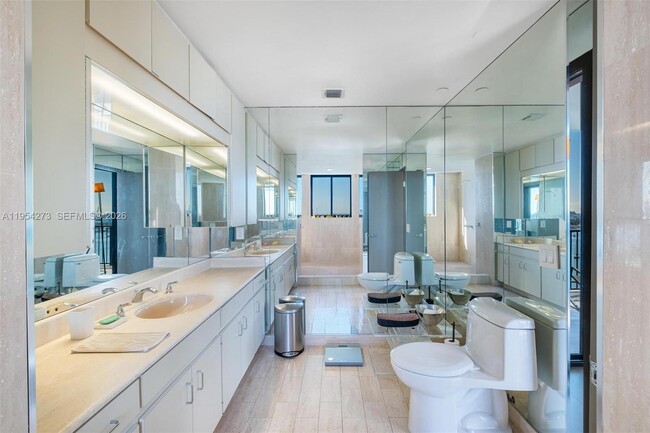 Building Photo - 1000 Venetian Way