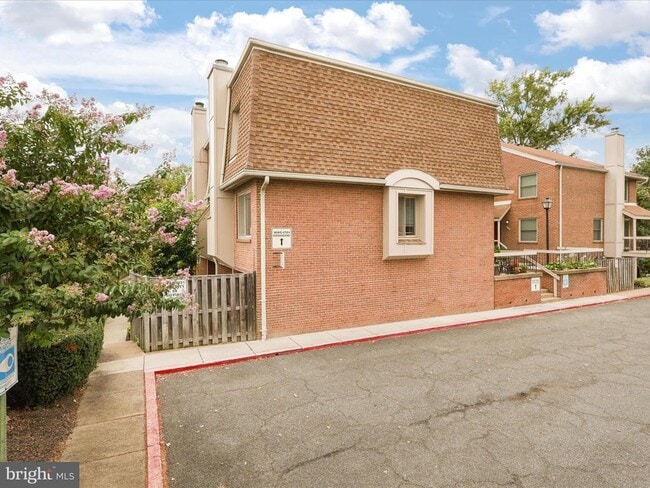Building Photo - 1699 Kenwood Ave