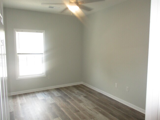 Building Photo - 100 Lazy Willow Ln