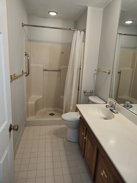 bathroom 1 - 40 Greenleaf St