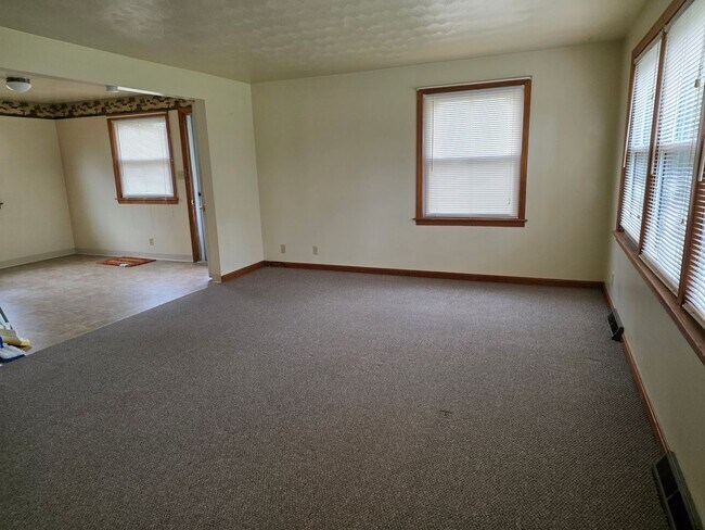 Building Photo - 518-520 Sloan Ave