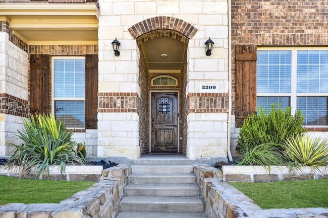 Building Photo - 2209 Barx Dr