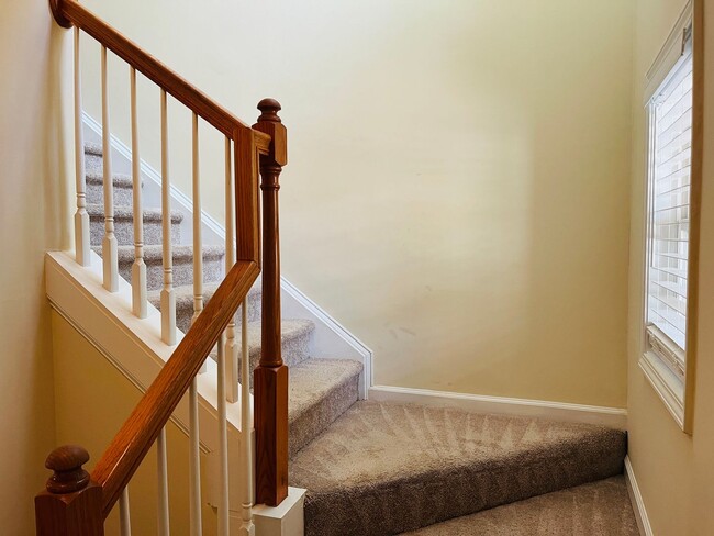 Building Photo - HOA community, swim/tennis, 2 bed, 2bath, ...