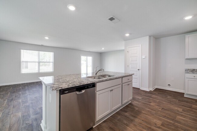 Building Photo - Spacious 4-Bedroom Home in Sought-After Lo...