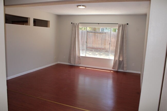 Building Photo - Beautiful 3 Bedroom / 2 Bathroom Pittsburg...
