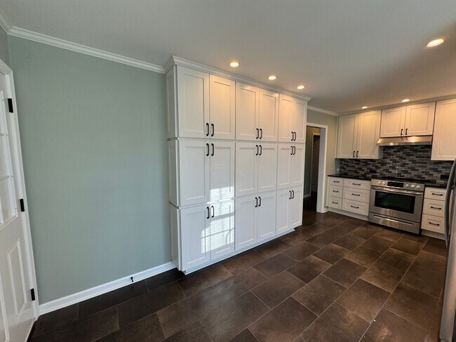 Building Photo - Move-in Ready!