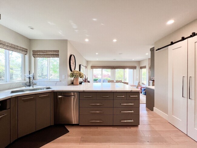 Building Photo - Luxury Living in one of Napa Valley's Most Prestigious Gated Commmunities