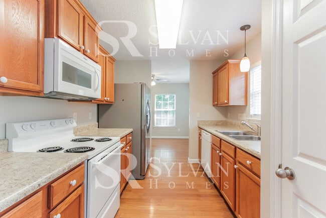 Building Photo - Spacious 3BR Home with Garage!