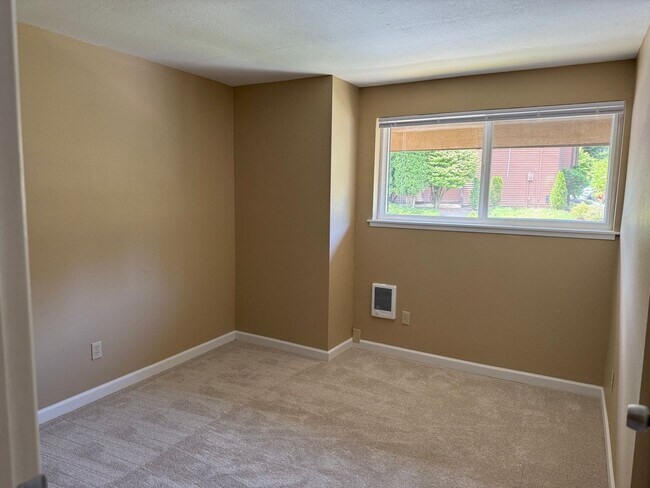Building Photo - Newly Remodled 3 bed, 2 baths Edmonds Cond...