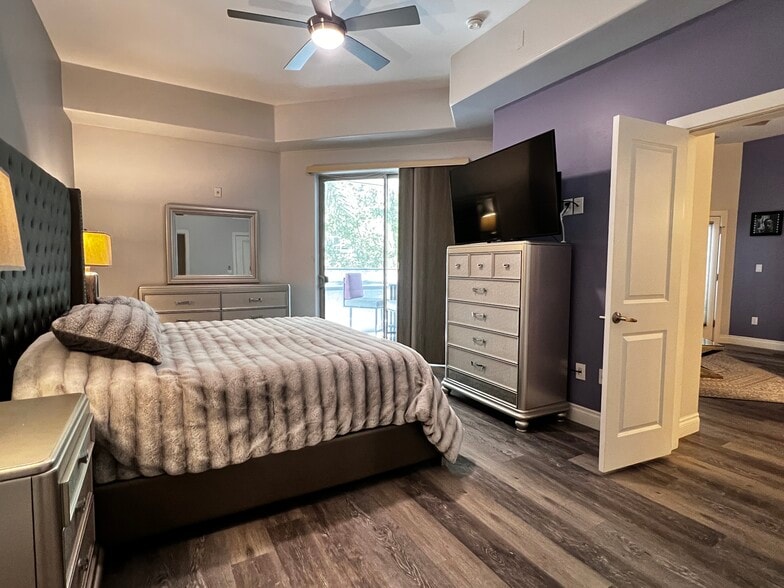 Building Photo - 945 E Playa del Norte Dr