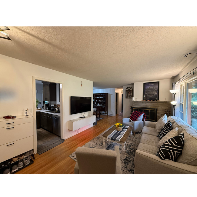Building Photo - Bloomington 4 Bed 3 Bath Single Family Home