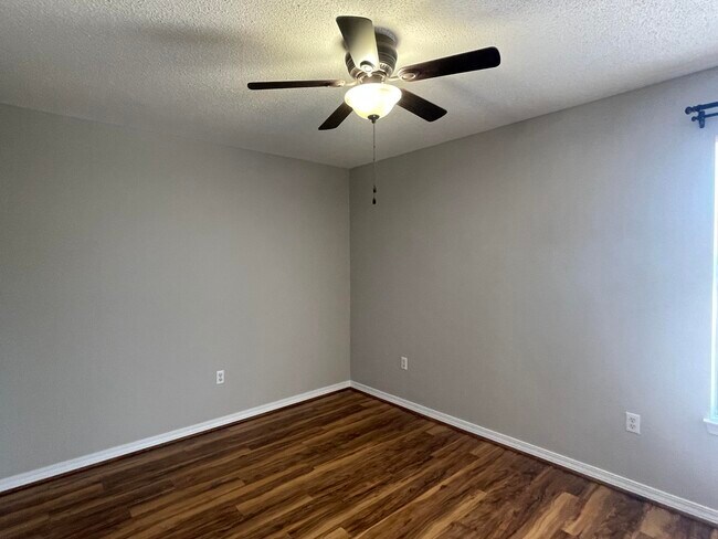 Building Photo - 1805 Whispering Oaks Ln