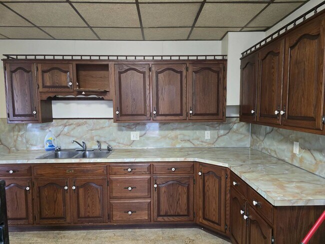 Building Photo - 4 Bedroom