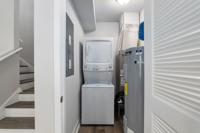 Building Photo - 3 BEDROOM HOME AVAILABLE FOR AUGUST 2026!!!