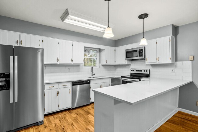 Building Photo - 215 Darrell Dr