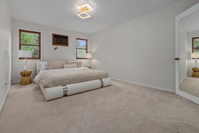 Building Photo - 1140 Manor Dr