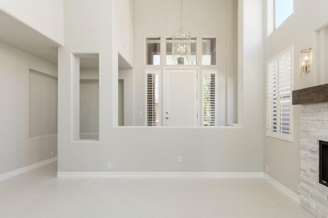 Building Photo - 7647 E Los Gatos Dr