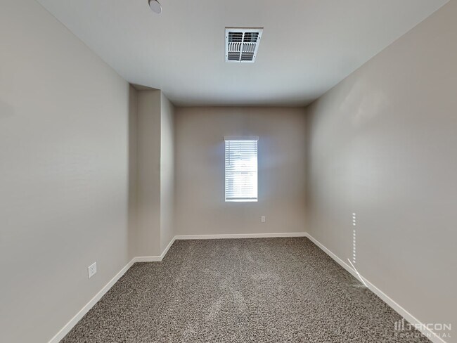 Building Photo - 4536 E Grandview St