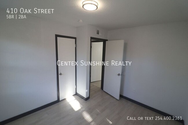 Building Photo - 410 Oak St