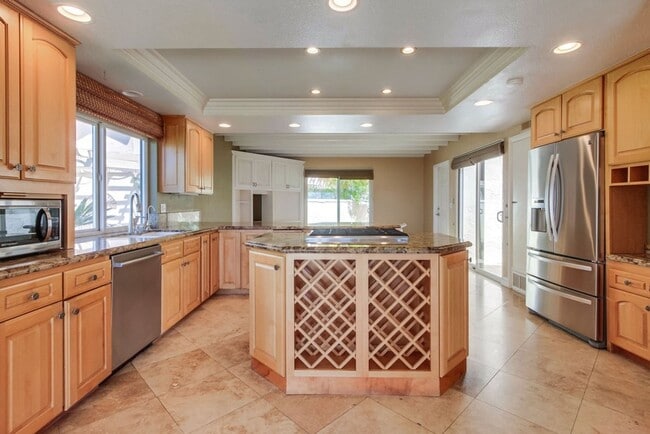 Building Photo - Fantastic ocean views in this spectacular ...