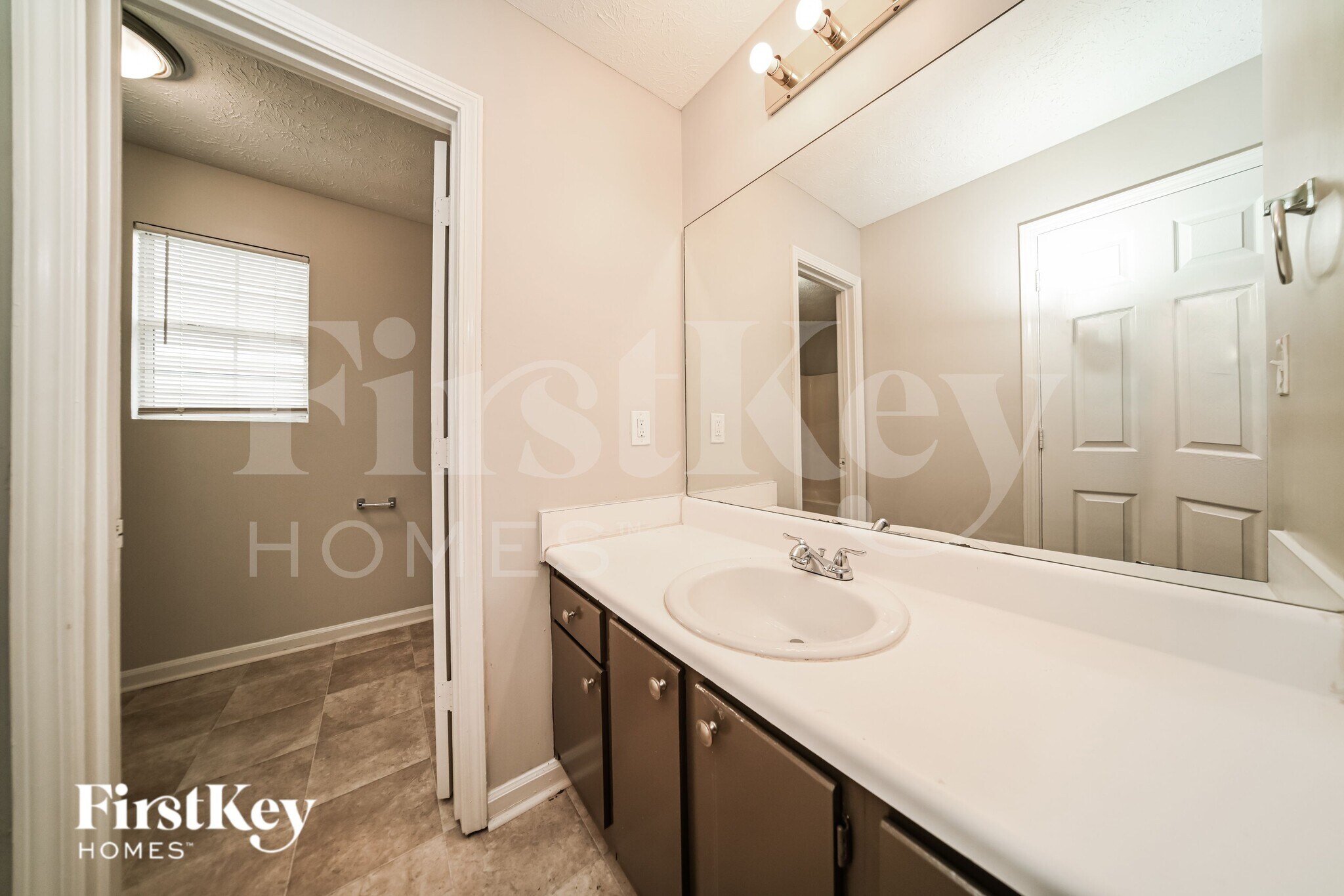 Building Photo - 350 Country Club Dr