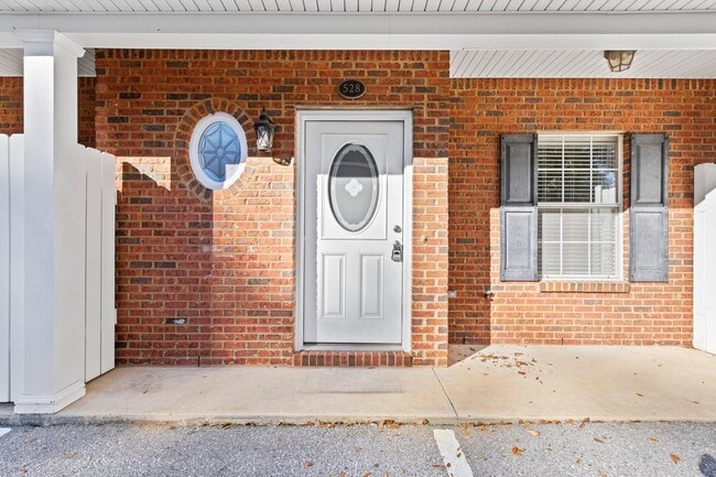 Building Photo - 528 Maple Ave