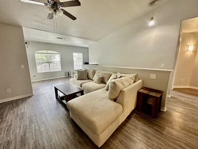 Building Photo - Two Bedroom Unfurnished Condo in Plantation Point!